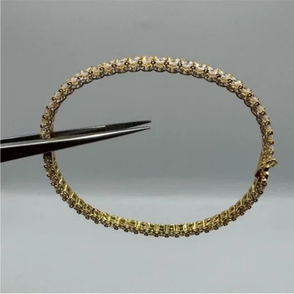 18k Tennis Bangle - Picture 4 of 10